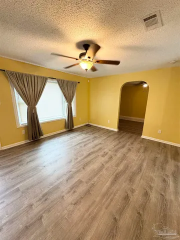 a view of empty room with a ceiling fan
