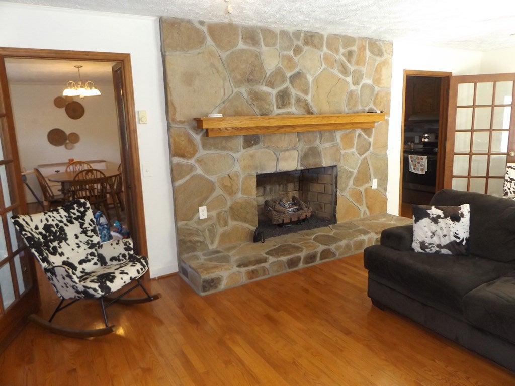 803 Hidden Valley Road Hillsville, VA 24343 - Photo 5 of 31 Gallery Image 5