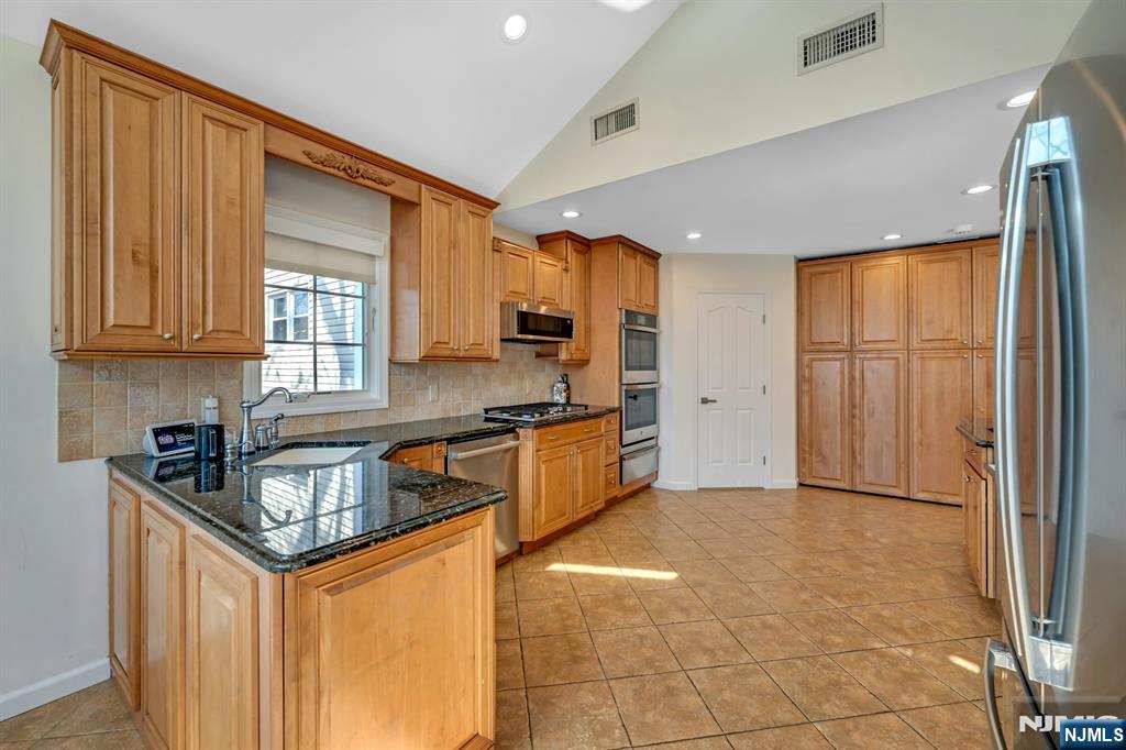 460 New Bridge Road Bergenfield, NJ 07621 - Photo 24 of 45