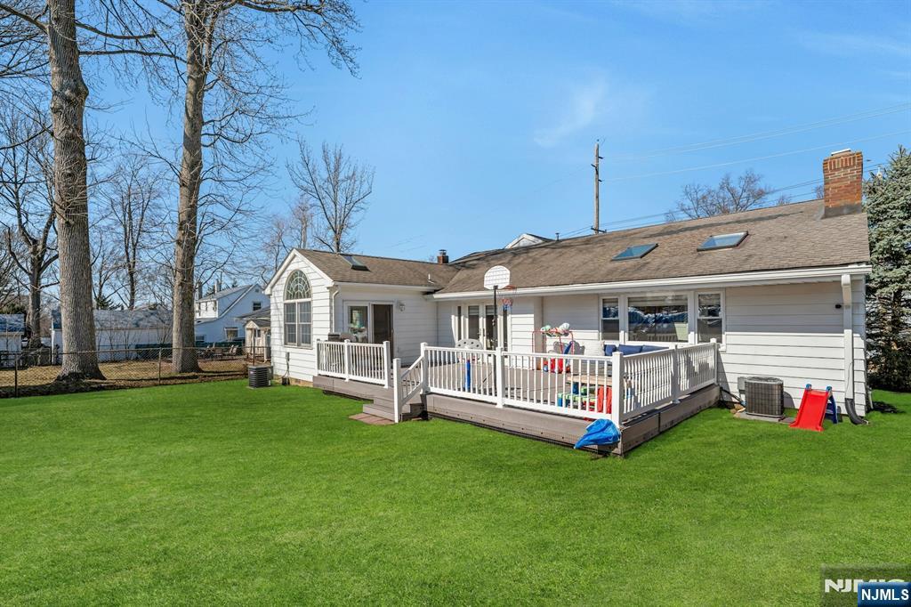 460 New Bridge Road Bergenfield, NJ 07621 - Photo 5 of 45