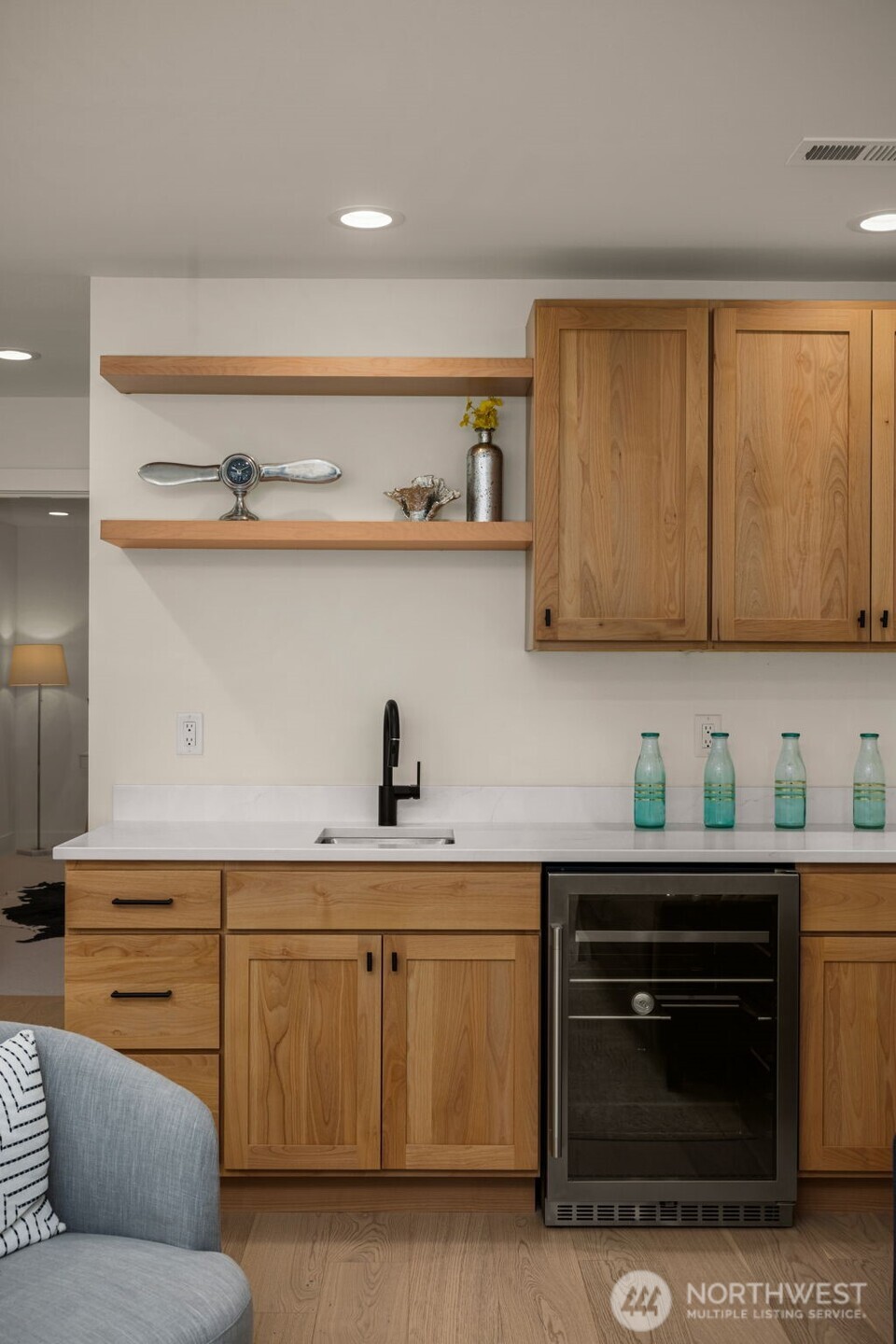 807 West Armour Street Seattle, WA 98119 - Photo 5 of 36