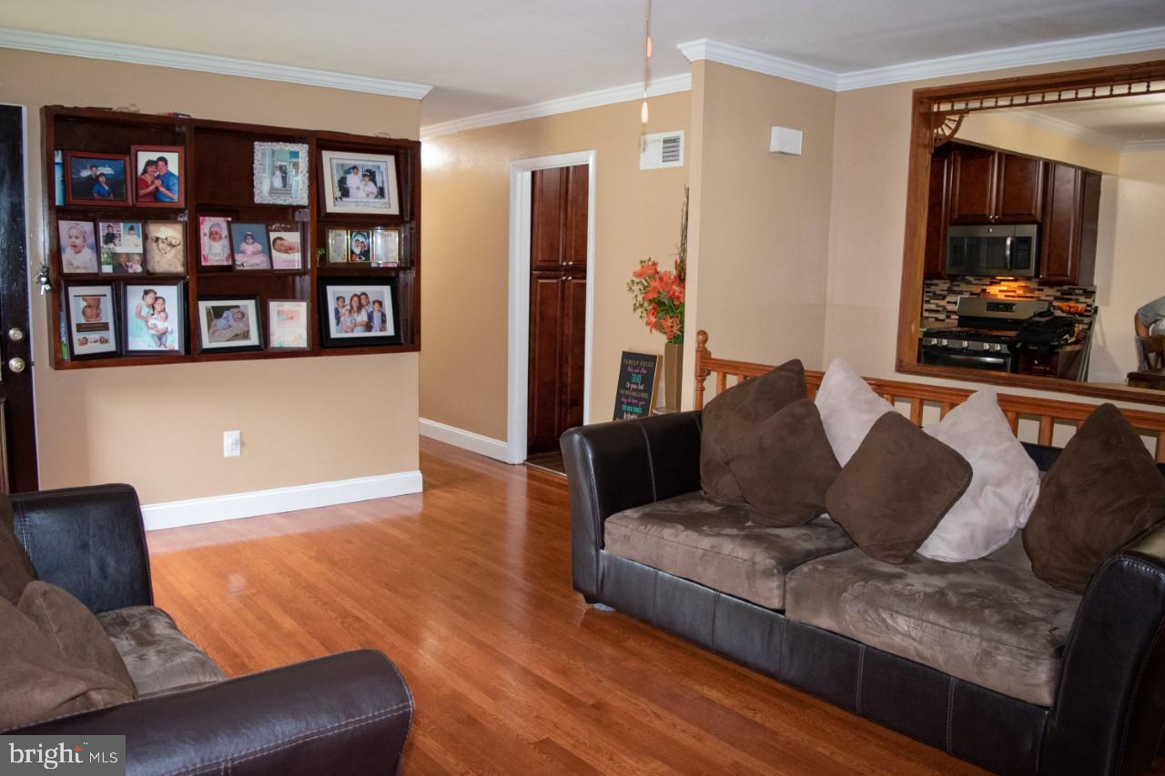 13617 Kingsman Road Woodbridge, VA 22193 - Photo 10 of 30 Livingroom