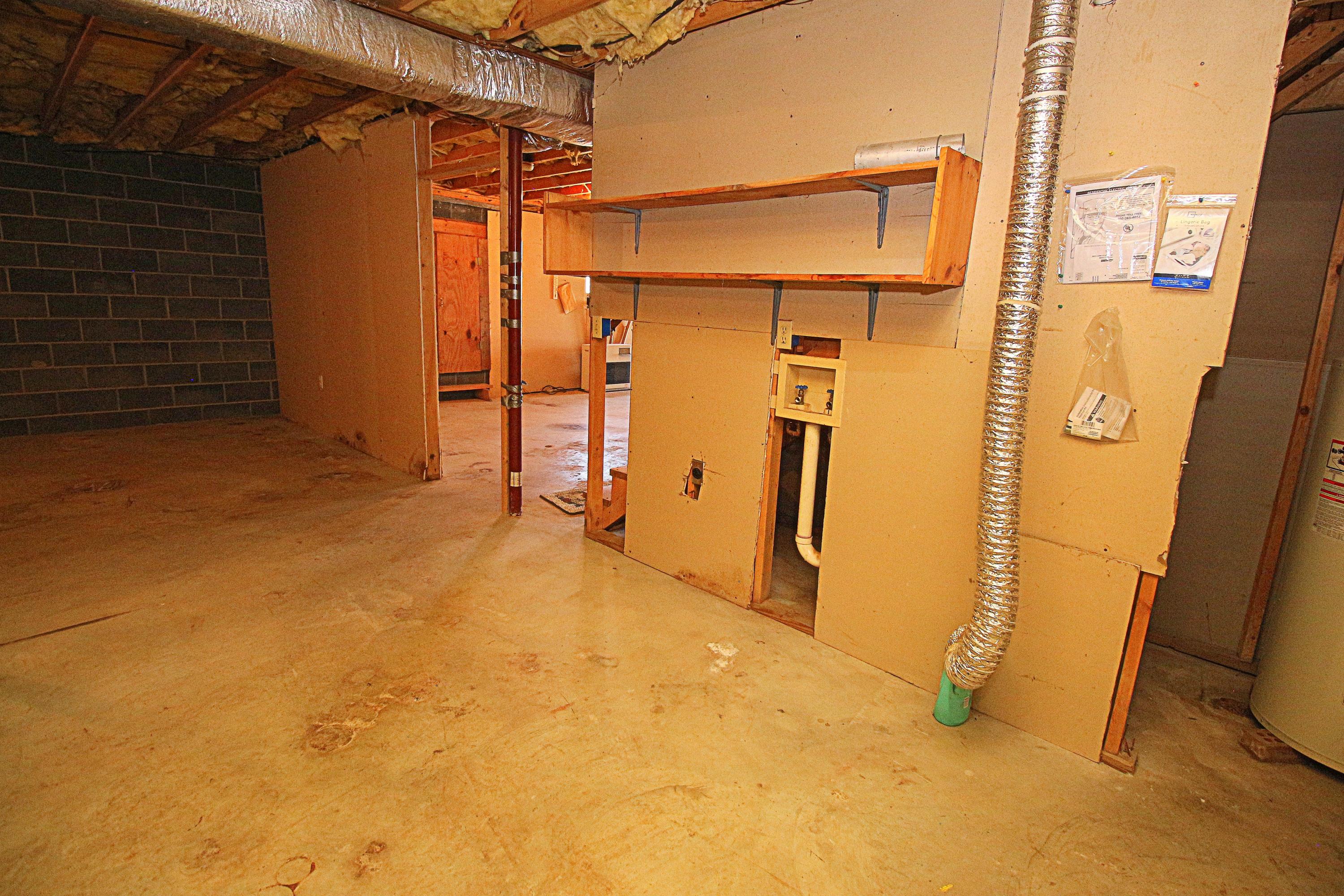 7080 Belspring Road Radford, VA 24141 - Photo 35 of 53 a view of a bathroom with a tub