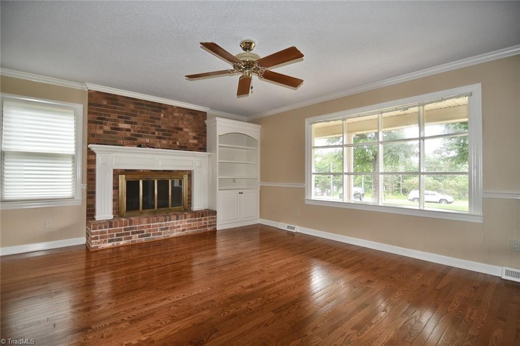 456 Meadowview Road Lexington, NC 27295 - Photo 11 of 36 Living Room