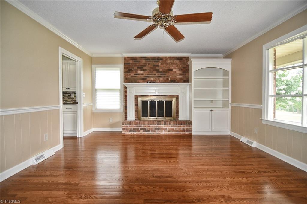 456 Meadowview Road Lexington, NC 27295 - Photo 8 of 36 Living Room