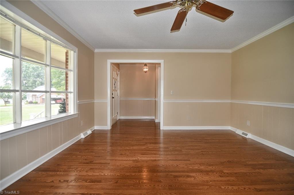 456 Meadowview Road Lexington, NC 27295 - Photo 9 of 36 Living Room