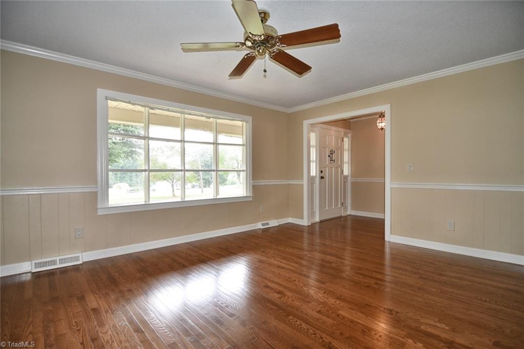 456 Meadowview Road Lexington, NC 27295 - Photo 10 of 36 Living Room
