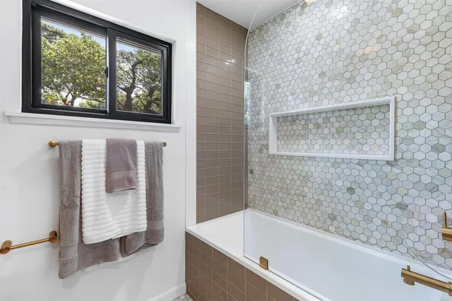 $1,345,000 | 916 Wooded Crest Drive, Woodway, TX 76712