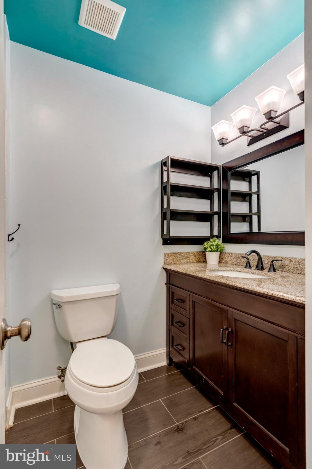 8482 Springfield Oaks Drive Springfield, VA 22153 - Photo 20 of 48 a bathroom with a toilet a sink and mirror