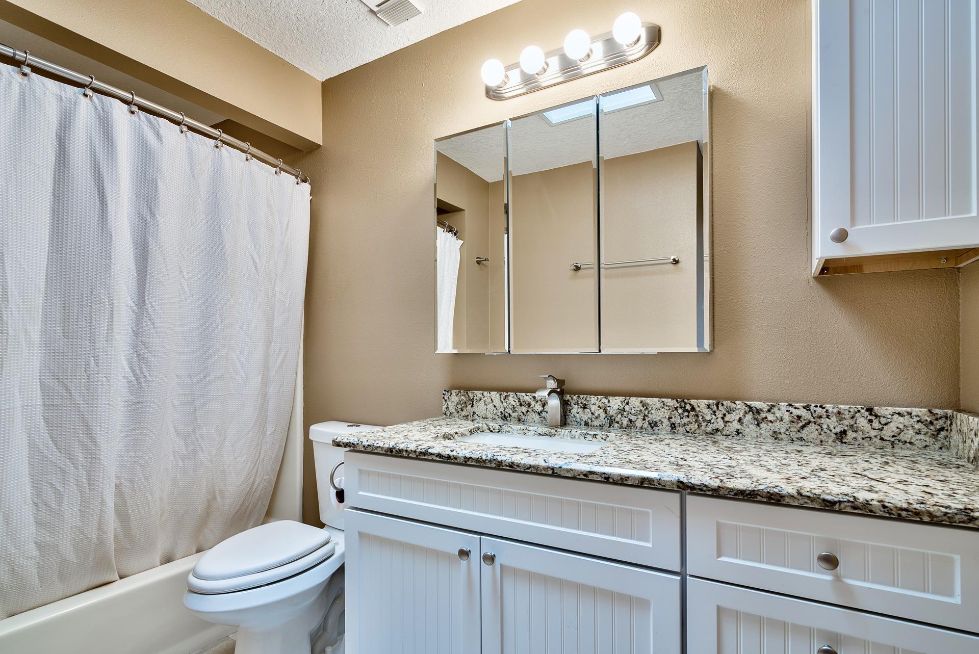 28 Moreno Point Road, Unit E Destin, FL 32541 - Photo 30 of 54 Guest bathroom