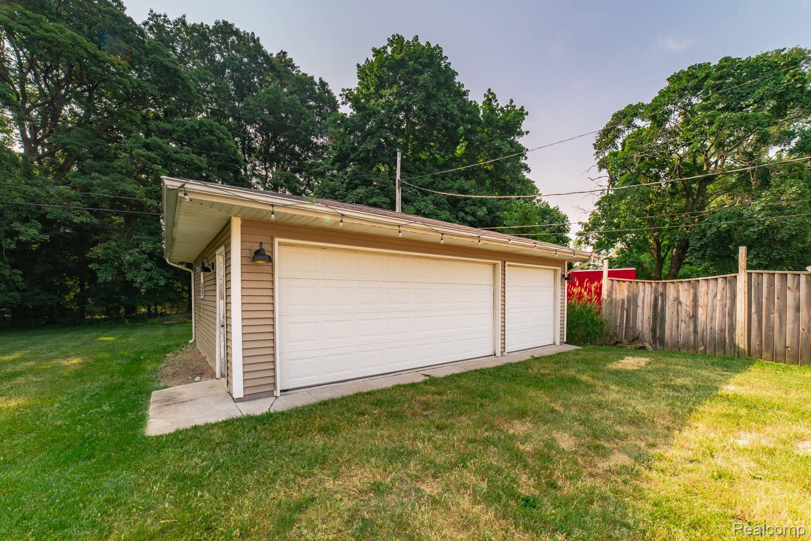 2007 Henbert Road West Bloomfield, MI 48324 - Photo 36 of 54