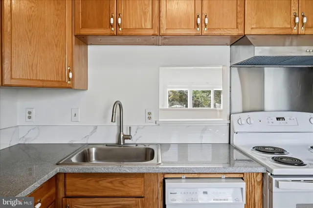 $2,750 | 5834 Burke Manor Court, Burke, VA 22015