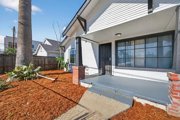a view of a house with backyard and sitting area