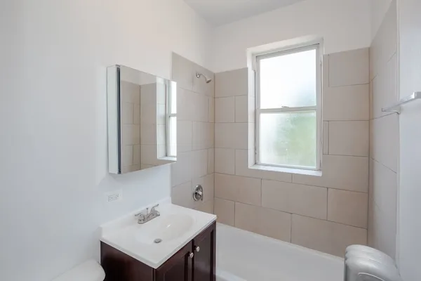 $1,900 | 1918 North Drake Avenue, Unit 3W, Chicago, IL 60647