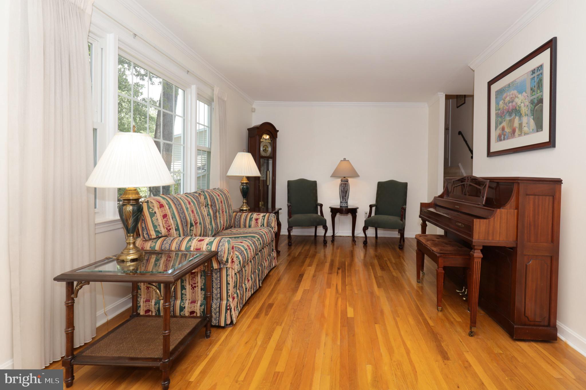 6706 Red Jacket Road Springfield, VA 22152 - Photo 11 of 48 Living Room