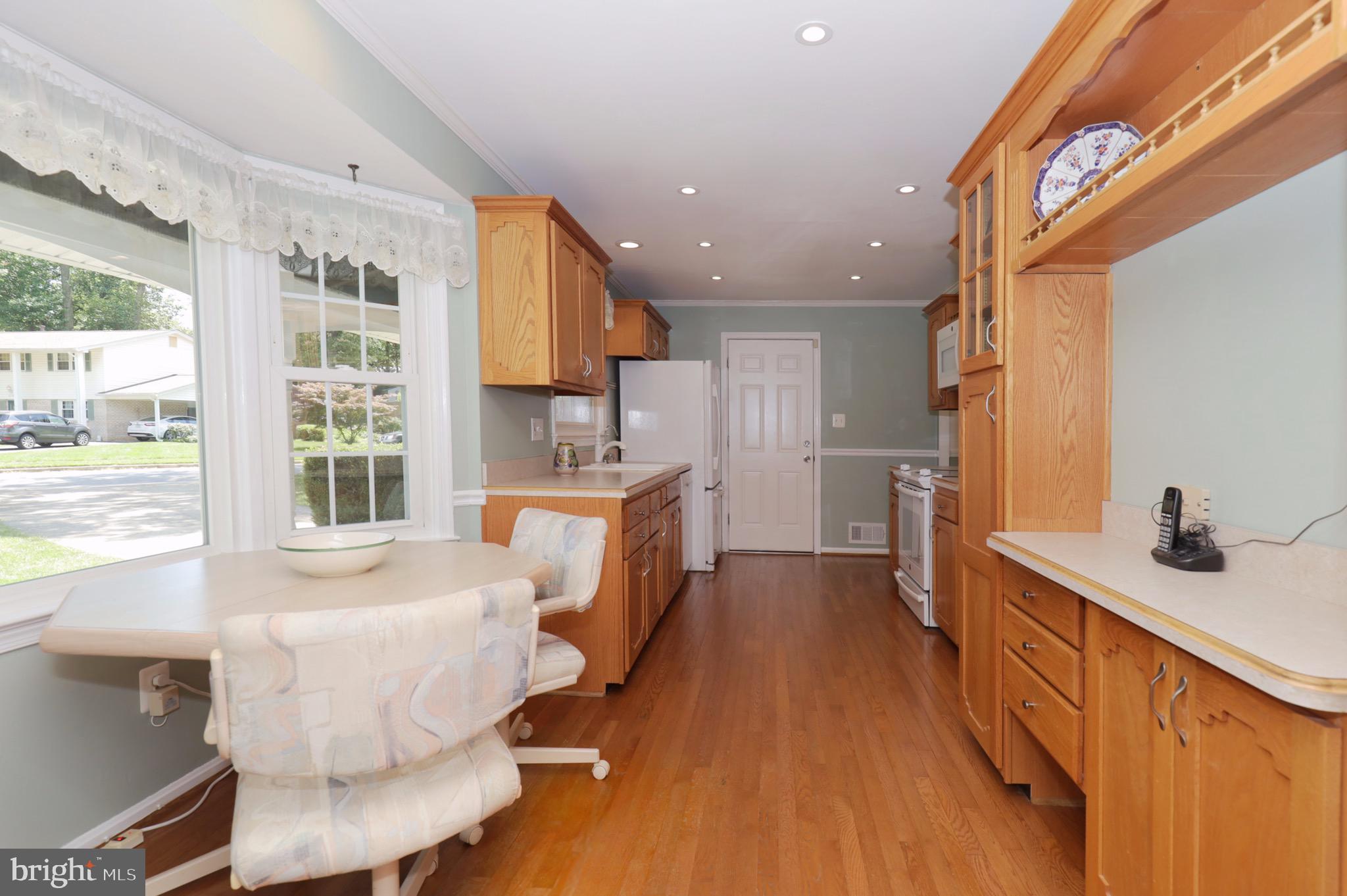 6706 Red Jacket Road Springfield, VA 22152 - Photo 14 of 48 Kitchen with Breakfast Nook