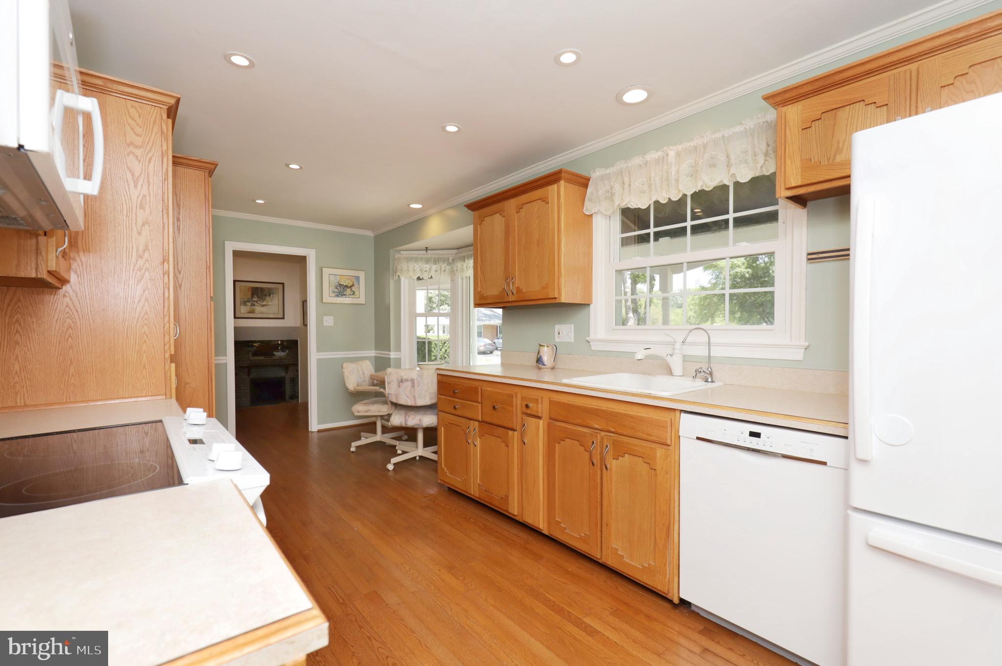 6706 Red Jacket Road Springfield, VA 22152 - Photo 16 of 48 Bright and Sunny Kitchen