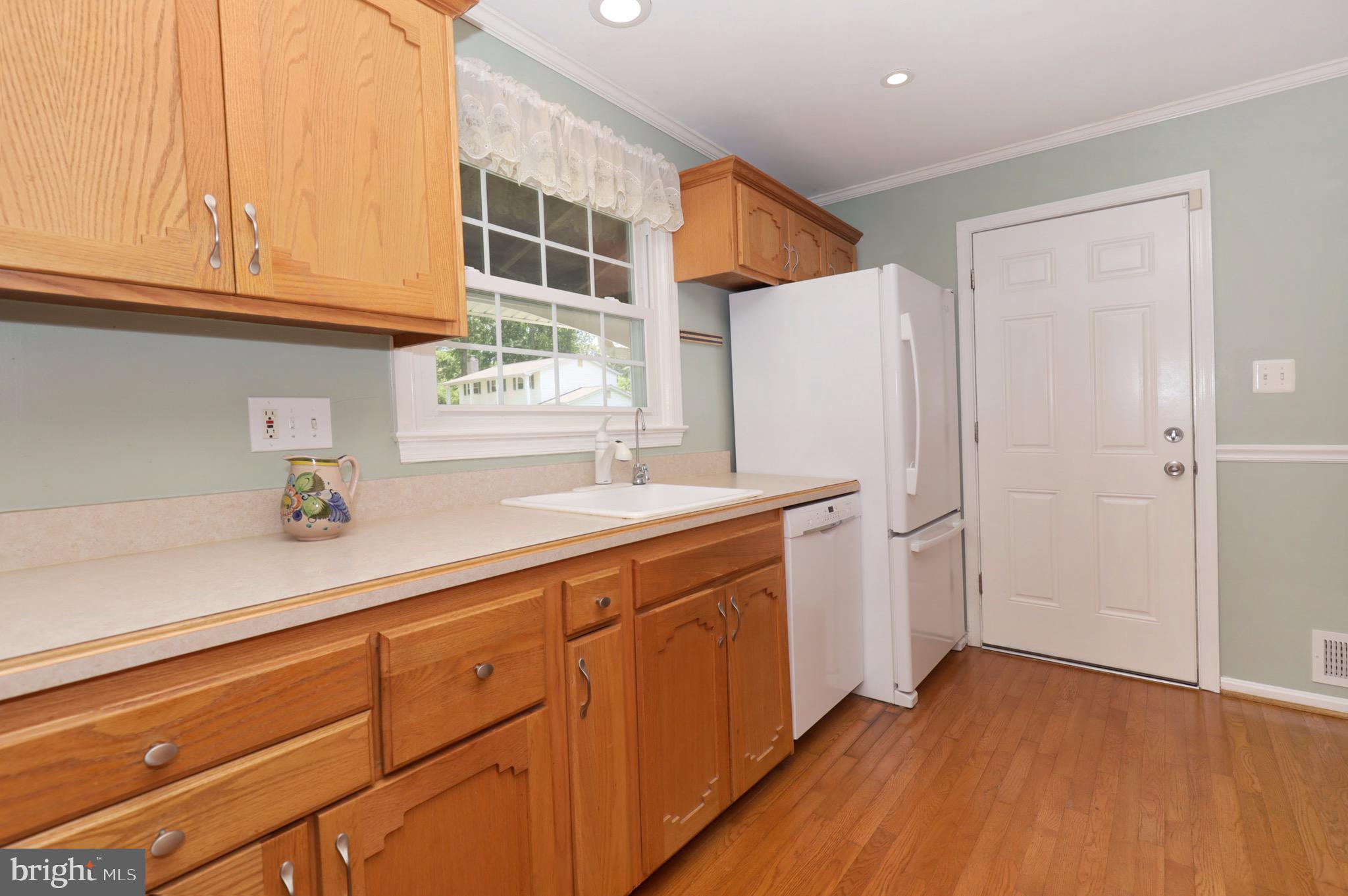 6706 Red Jacket Road Springfield, VA 22152 - Photo 18 of 48 Kitchen with Garage Access