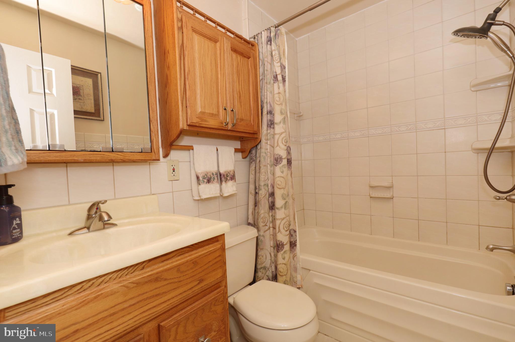 6706 Red Jacket Road Springfield, VA 22152 - Photo 28 of 48 Second Full Bathroom on Upper Level