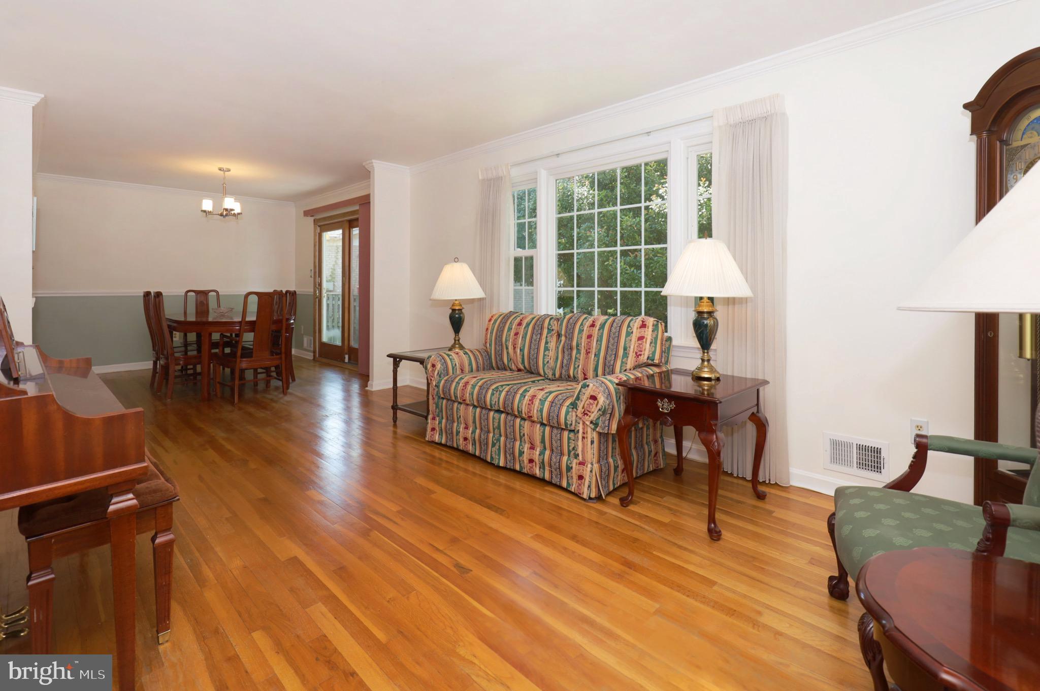 6706 Red Jacket Road Springfield, VA 22152 - Photo 10 of 48 Living Room