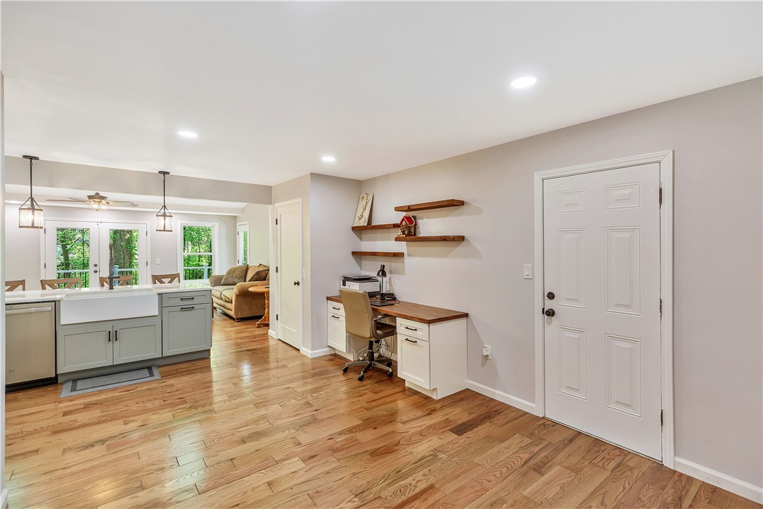 116 Shaftsbury Road Clemson, SC 29631 - Photo 20 of 46 Built-In Desk