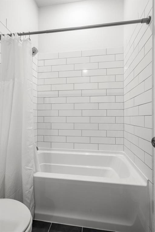 813 Forest Lake Road Flower Mound, TX 75028 - Photo 16 of 39 a bathroom with a bathtub and a toilet