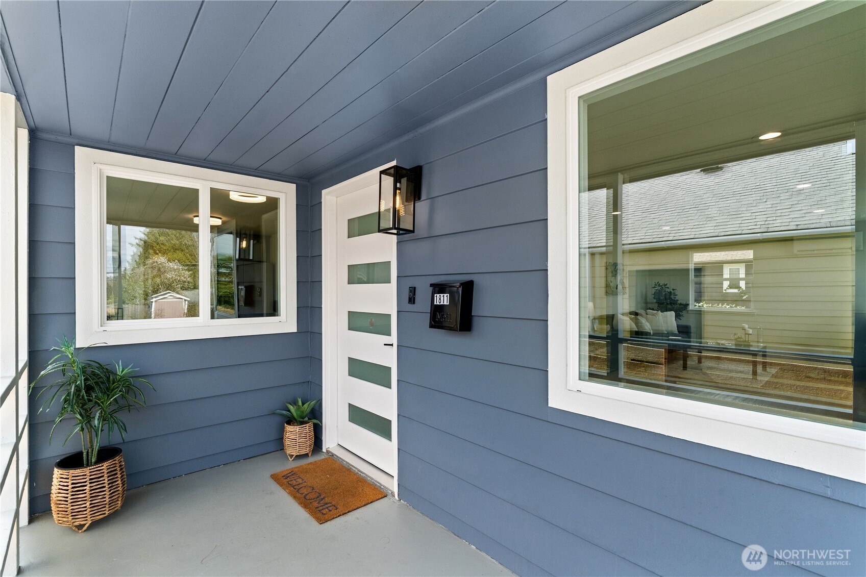 1811 South Stevens Street Seattle, WA 98144 - Photo 4 of 38 a porch with seating space