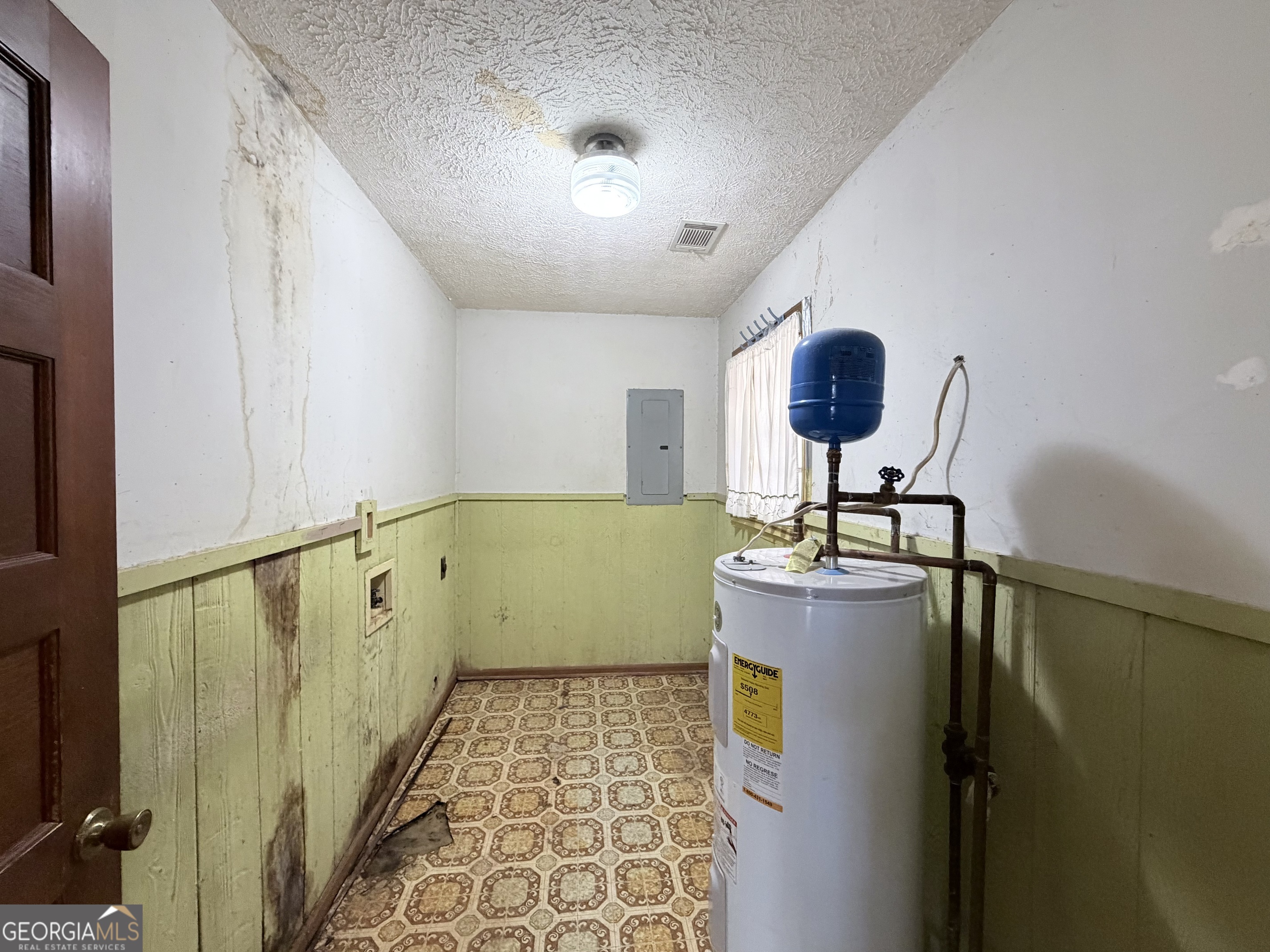 7118 Pineneedle Drive Southwest Covington, GA 30014 - Photo 7 of 17 a view of entryway with workspace
