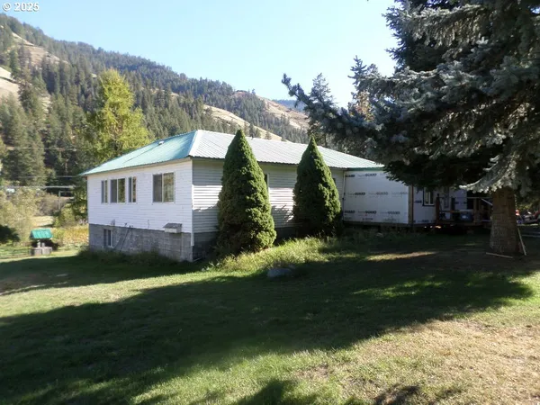 a view of house with backyard
