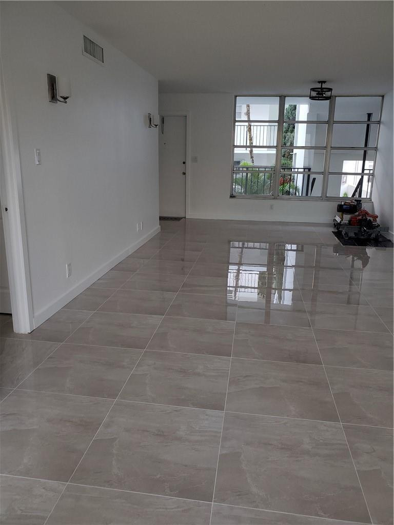6903 Cypress Road, Unit B25 Plantation, FL 33317 - Photo 13 of 38 LIVING ROOM LOOKING AT FRONT DOOR