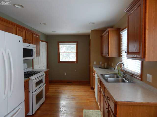 5291 Deland Road Flushing, MI 48433 - Photo 5 of 12 20457052-4.JPG