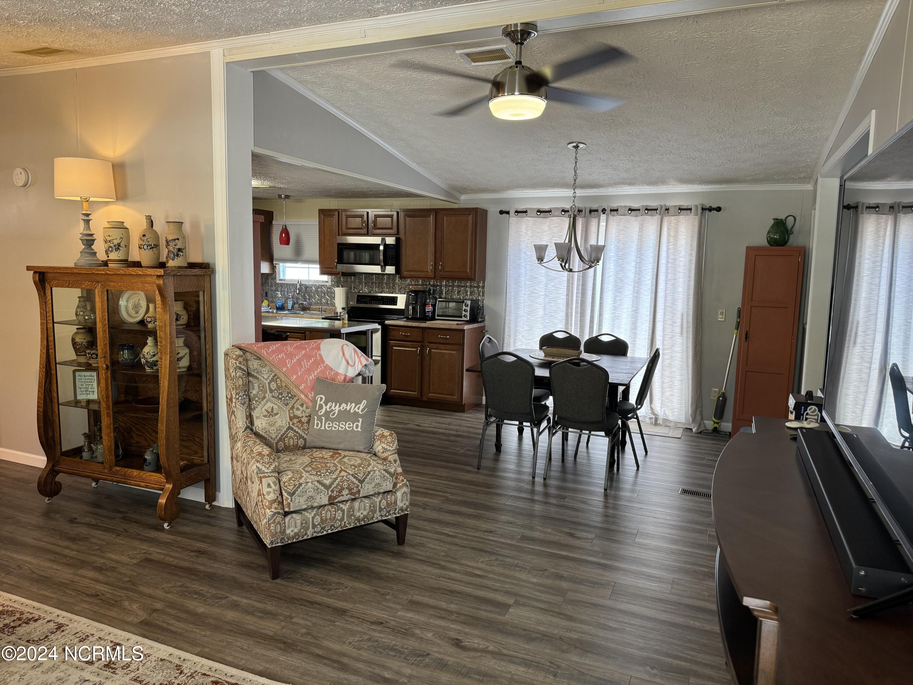 380 Sand Ridge Road New Bern, NC 28560 - Photo 9 of 35 380Living2