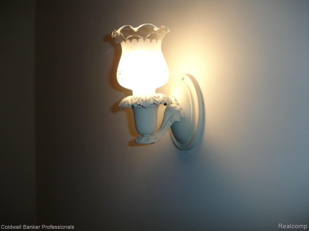 1711 Dorothea Road Berkley, MI 48072 - Photo 27 of 39 One of the Vintage Sconces.jpg