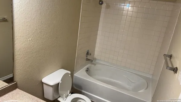 $1,600 | 10711 Shaencrest, San Antonio, TX 78254