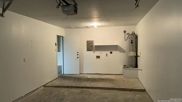 $1,600 | 10711 Shaencrest, San Antonio, TX 78254