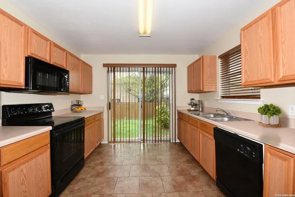 $1,600 | 10711 Shaencrest, San Antonio, TX 78254