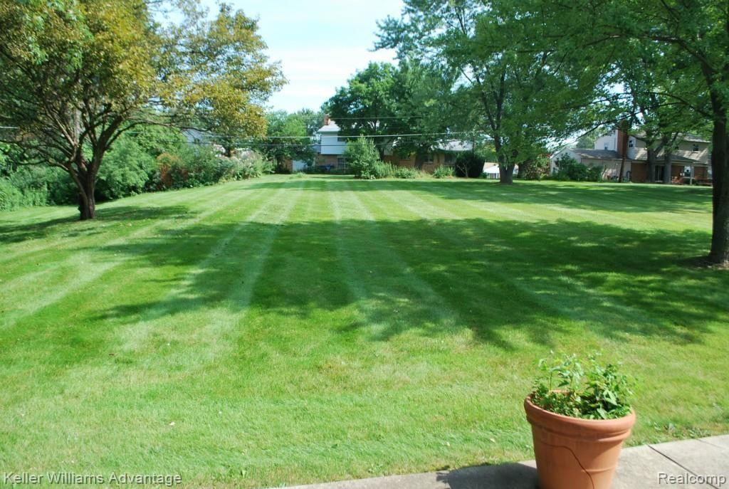 29806 West Eleven Mile Road Farmington Hills, MI 48334 - Photo 25 of 33