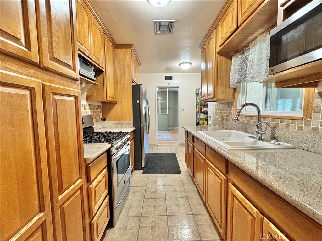 1335 North Riverside Avenue Rialto, CA 92376 - Photo 7 of 16