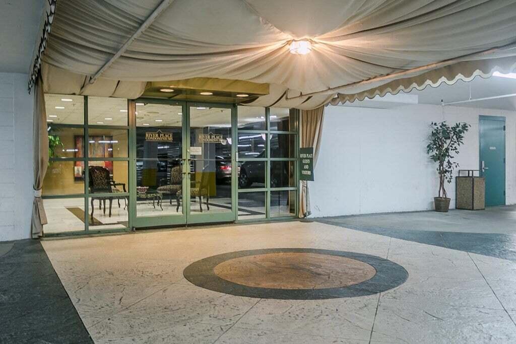 1 7th Street, Unit 1202 Augusta, GA 30901 - Photo 3 of 38 1 7th St. front entrance