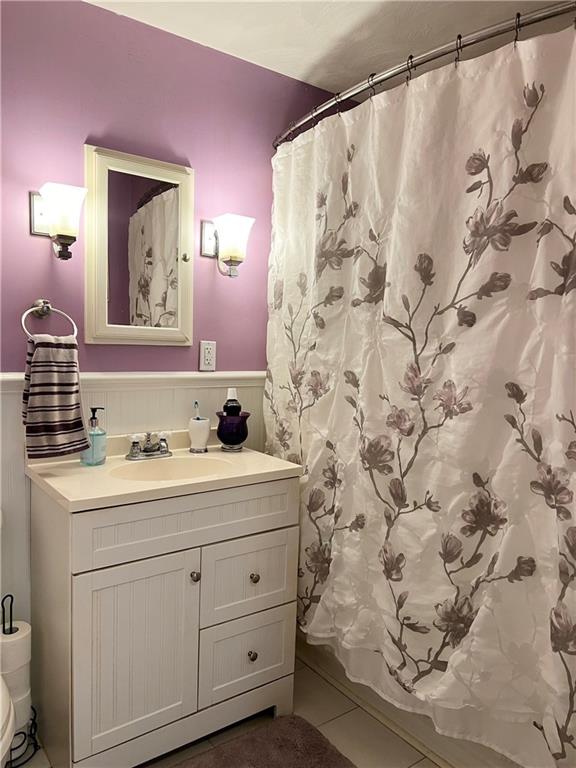 128 Reed Street Lower Burrell, PA 15068 - Photo 15 of 31 Main level full bath with ceramic flooring.