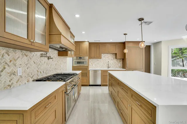 $1,649,000 | 7 McCulloch Drive, Dix Hills, NY 11746