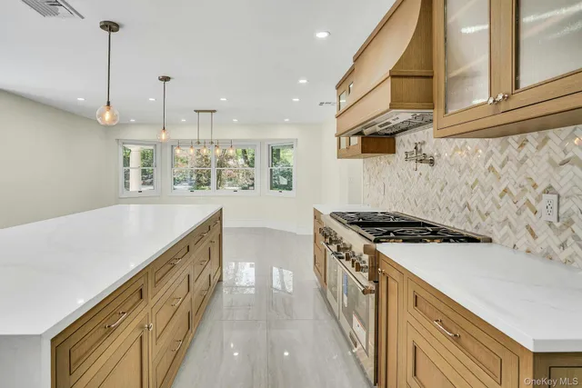 $1,649,000 | 7 McCulloch Drive, Dix Hills, NY 11746