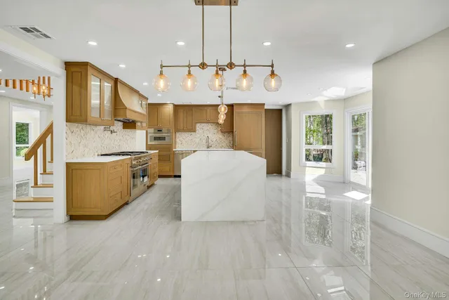 $1,649,000 | 7 McCulloch Drive, Dix Hills, NY 11746