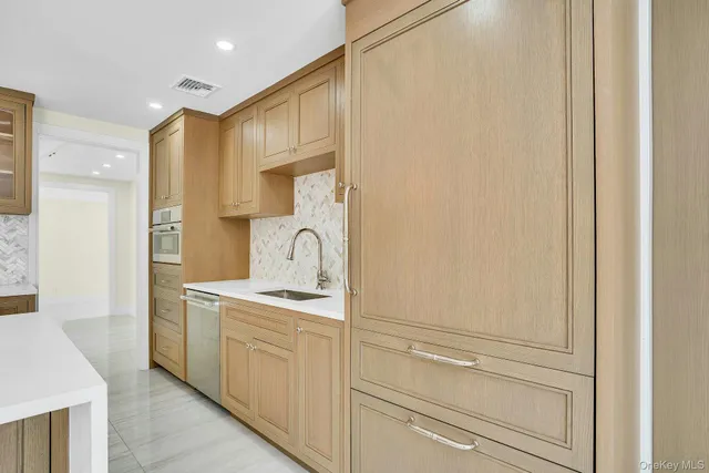 $1,649,000 | 7 McCulloch Drive, Dix Hills, NY 11746