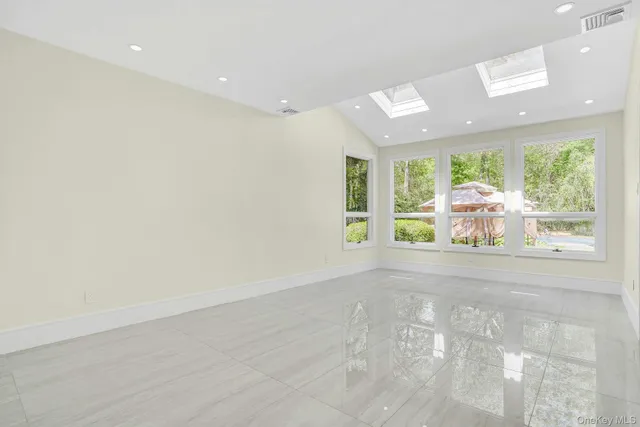 $1,649,000 | 7 McCulloch Drive, Dix Hills, NY 11746