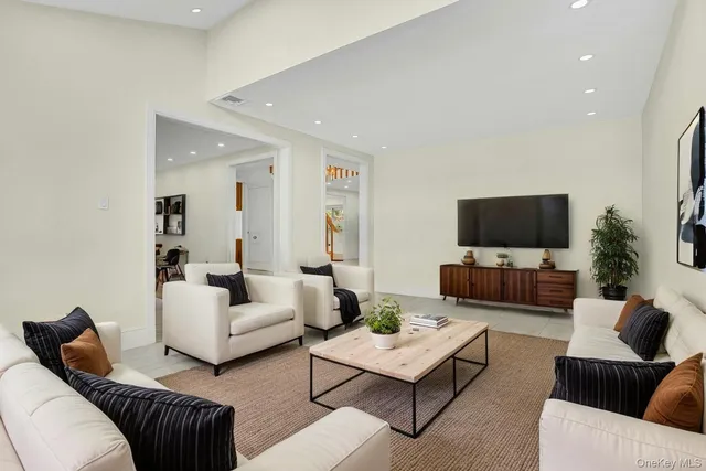 $1,649,000 | 7 McCulloch Drive, Dix Hills, NY 11746