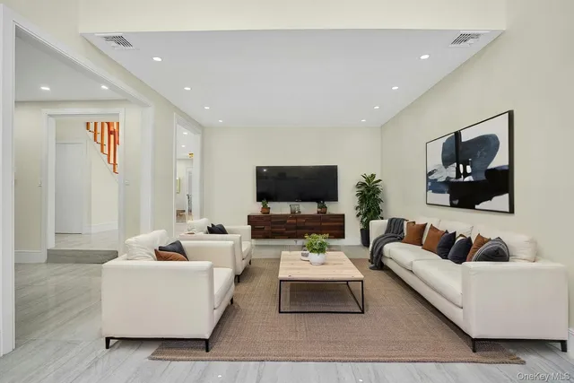 $1,649,000 | 7 McCulloch Drive, Dix Hills, NY 11746