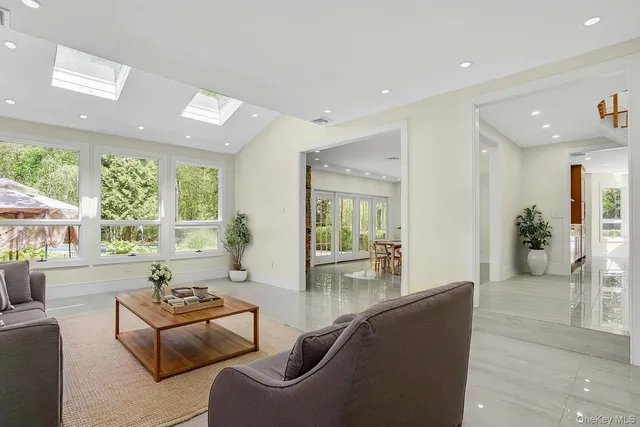 $1,649,000 | 7 McCulloch Drive, Dix Hills, NY 11746