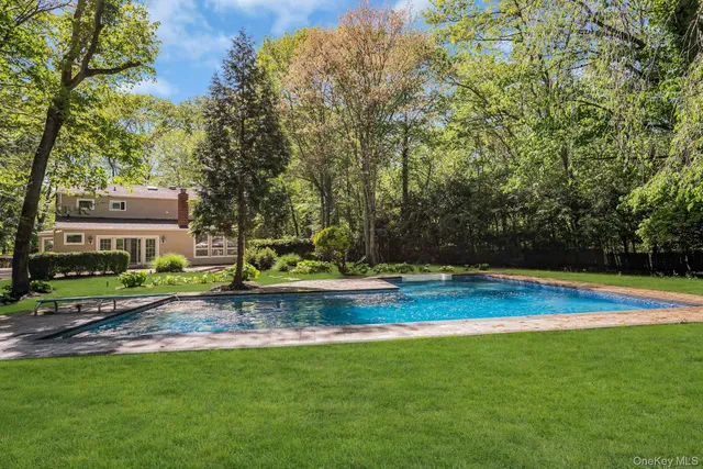 $1,649,000 | 7 McCulloch Drive, Dix Hills, NY 11746