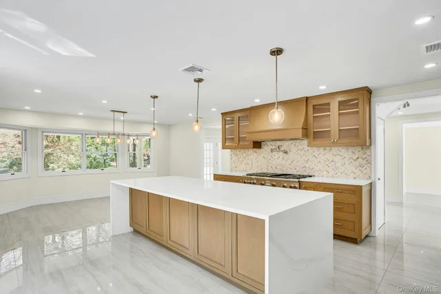 $1,649,000 | 7 McCulloch Drive, Dix Hills, NY 11746